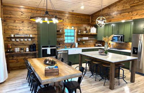 Lofted Pines Fun Family Friendly Cabin - Foto 1