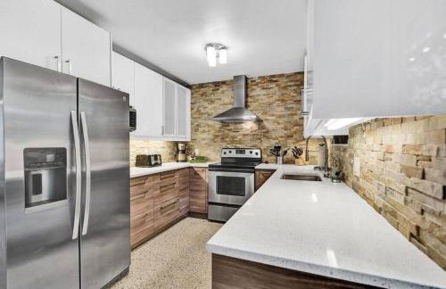 Heated pool, parking, 5 min walk to food and fun! - Foto 6