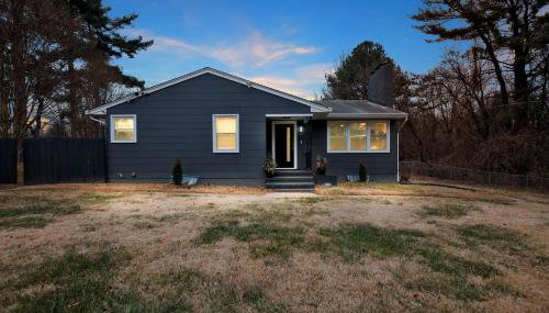 Stylish Hot Tub Retreat with Ping Pong home - Foto 2