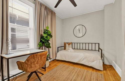 NEW! Fun & style Eastside MKE Best Day Townhouse - Foto 23