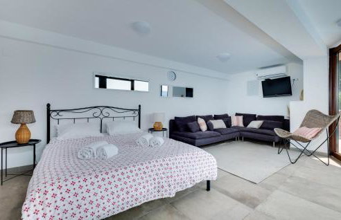 Beautiful Home In Samobor With Kitchen - Photo 29