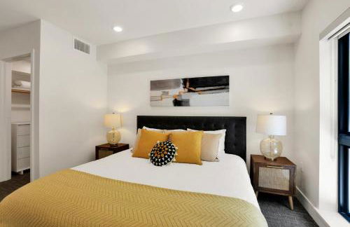 Elevator-King Bed-Walk Downtown-Free Garage Parking-Laundry - Foto 74