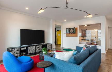 Dual Bachelor Pads w/ Rooftop Lounge & Games Sleeps 26 5 Min to Broadway - Foto 11
