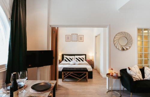 Central & Chic Flat-Sleeps 4-By FabAccommodation - Foto 12