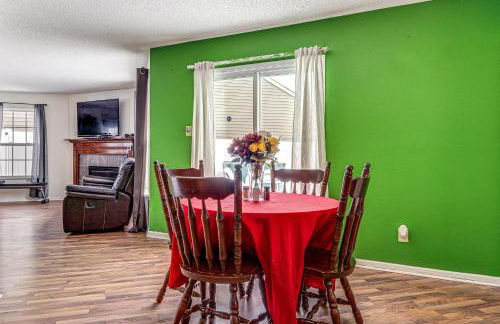 Patio and Yard! Family Home, 6 Mi to Airport - Foto 7