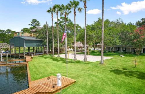 Waterfront oasis with private pool, game room, fire pit and volleyball court - Foto 5