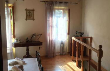 Country traditional house in Corfu village, Greece - Photo 9