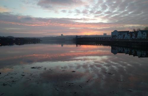 Riverside home. 3 bedroom. Free parking. 10 mins to Newcastle City Centre - Foto 1