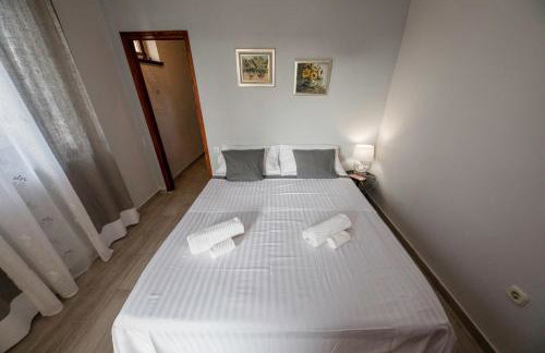 Apartments by the Beach with Pool and Lounge Beds - Miral Apartments - Foto 56