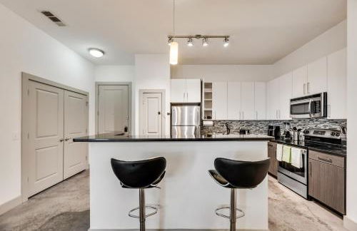 Tasteful 2BR I Pool I Gym I Parking I Workspace - Foto 18