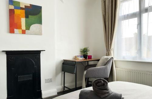 Modern four bedroom semi-detached house with off street parking 8 min drive to Wembley stadium, 5 miles to Central London - Foto 9