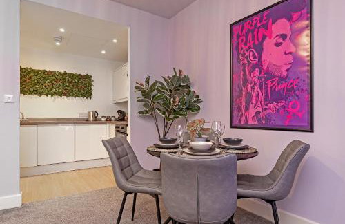 PRIME City Centre Location, THE JUKE BOX SUITE, Secure Gated FREE Parking Space, Unique STYLISH Apartment, AIR CONDITIONING & Two Bathrooms - Photo 13