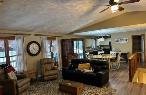 Lakeside Getaway with Hot Tub - Foto 1