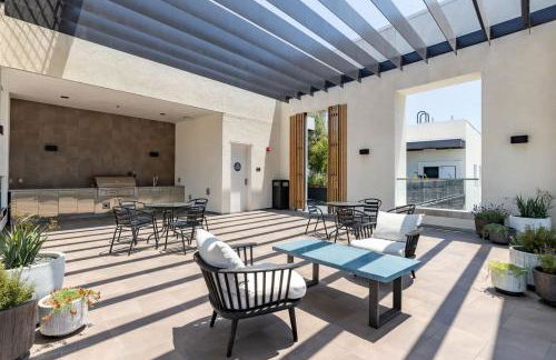 Stylish 2BD Haven with Scenic DTLA Views and Parking - Foto 8