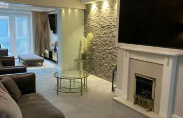 7 bed 3 bath M25 Long term Parking - Foto 2