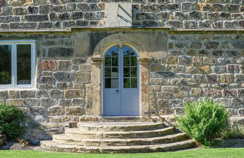 10 Bed Stunning House in village, with Hot Tub - Photo 38