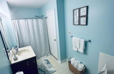 Cozy Home Walking Distance from Beach with Private Patio - Foto 9