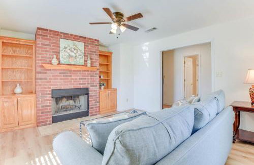 Relax Fireside! Poolside Oasis 3 Mi to Dtwn Sanger - Foto 1