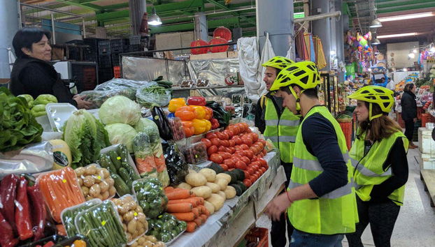 Visitando los comercios locales