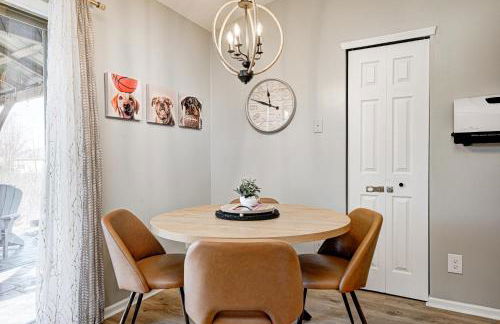 5 min to Grand Park, 1Level, Stocked Kitchen, King Bed, GameRm, Firepit, BBQ, Pet Friendly - Foto 11