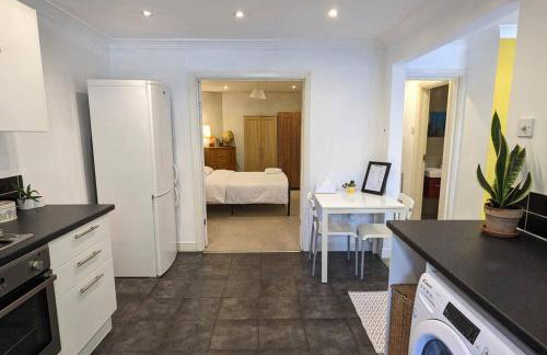 Luxurious & Sunny Garden Flat near Pinner Station - Foto 4