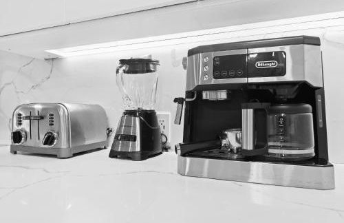 Luxe 4BR Waterfront w Htd Pool 5min to Beach - Foto 43