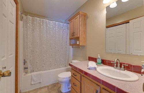 Steps From Lake George! 8-Acre Home with Dock Access - Foto 14