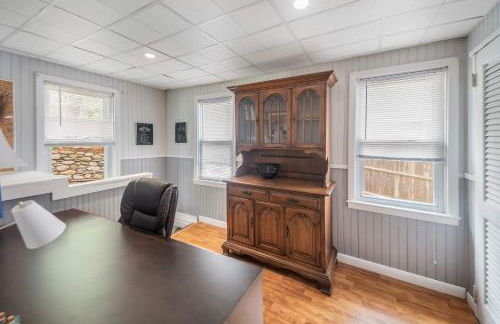 Family Lakefront Adventure House 3BR wFirepit & Scenic - Foto 48