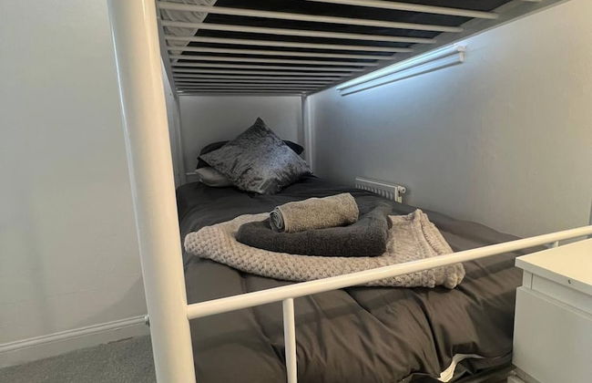 Ayr Refurbished May 2024 3 Bedroom 140m2 Detached House With Private Gardens - Photo 8