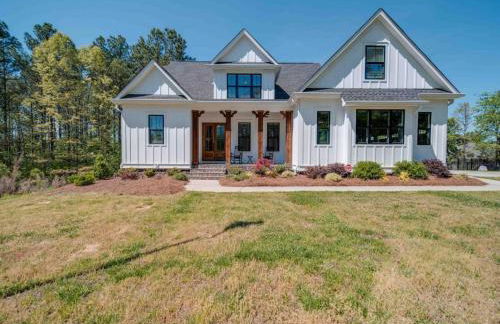 5BR Farmhouse Lake Retreat Pool Hot Tub Theater - Foto 19