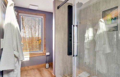 Blooming Redbud Treehouse with private hot tub - Foto 15