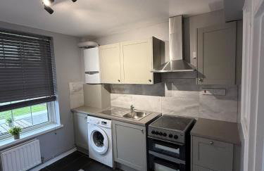 3 Bedroom Apartment with Balcony in London, Free Parking - Photo 7