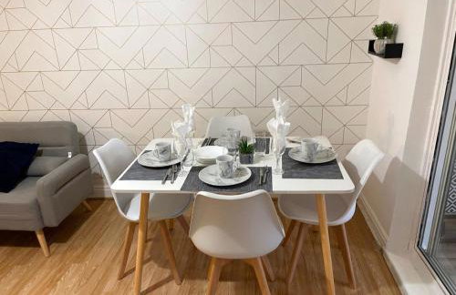 Lovely Spacious House Family & Contractor Friendly 3 Bedroom Near Leeds Centre Sleeps 8 - Foto 8