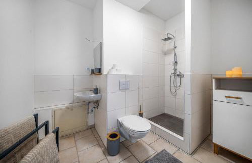 LeHaStays - Apartments Buckau 16a I Küche I Smart TV mit Netflix I toller Innenhof - Photo 11