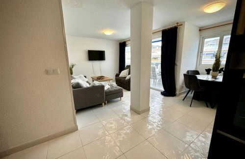 Luxury 2-Bed Marina Apartment - Photo 7