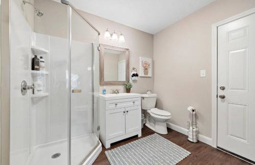 with Arcade and Covered Patio Sleep 9 in this 4 Bedroom 2 Bath Home 5 star host Deer Park TX - Foto 3