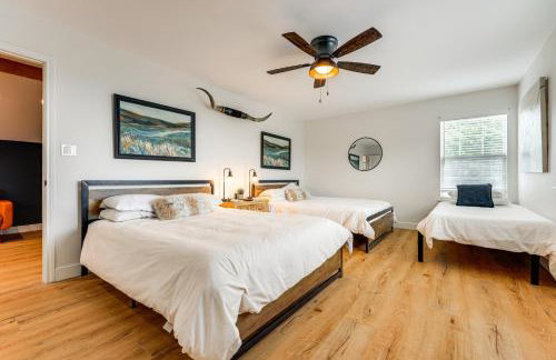 Modern Fischer House with Deck, Fire Pit and Hot Tub! - Foto 22