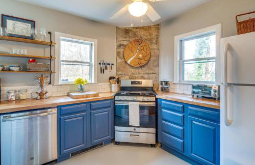Peaceful Hendersonville Cabin - Hot Tub & Fire Pit - Foto 13