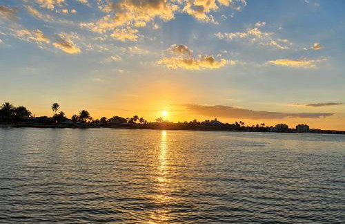 Waterfront Island Oasis! Heated Pool with Stunning View & 2 Full Bath - Foto 30