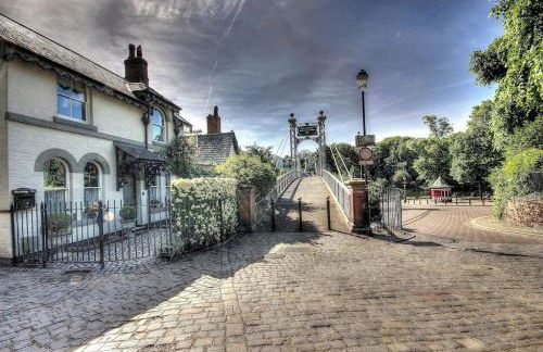 Beautiful period cottage, exceptional riverside location in the heart of Chester - Photo 42