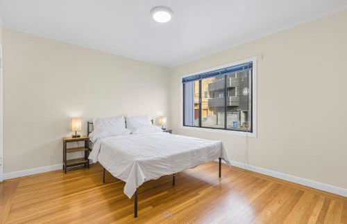 3 Bedroom 2 Bathroom House, Walkable to BART, Free Parking, Views - Foto 9