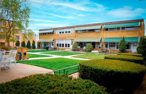 Northside FAMLYNEST Lincoln Sq 4BR 2BA 2P Rare find - Photo 1