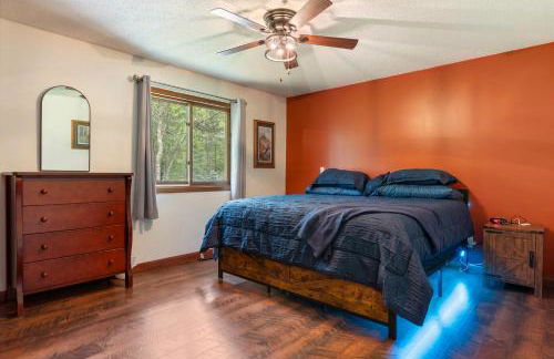 Large Home with lake views and space to entertain friends - Foto 34