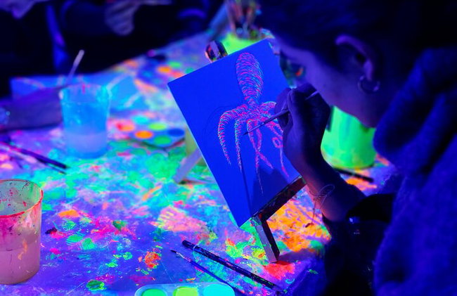 Workshop de pintura fluorescente numa galeria de arte em Lyon - Foto 9