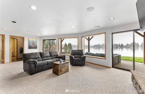 Beautiful Private Lake Lodge with Private Dock and Mountain Views - Foto 18