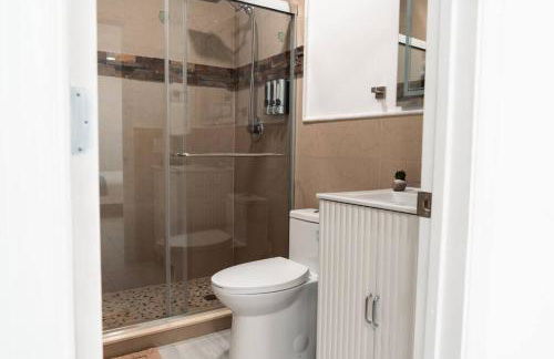 Luxury Retreat 3B ,2Ba POOL , Coral Gables Center - Photo 29