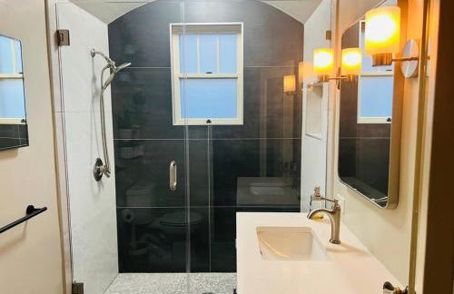 Walk to Dining Breweries and Shops Plus New Hot Tub - Foto 16