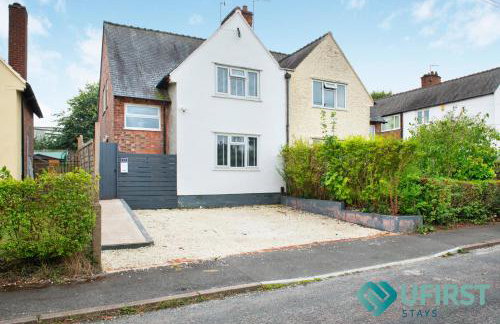 Delightful 3BR Home - Hot Tub - Near Castle, QMC - City Centre & Trent Bridge - Free WiFi & Parking - Sleeps 6 - Foto 22