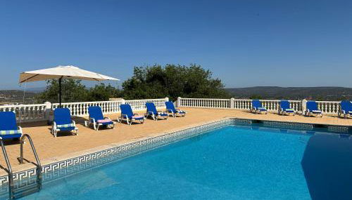 BnB Homes Luxurious Villa Stardust with Swimming pool & BBQ for Family Fun - Foto 2, sunbed