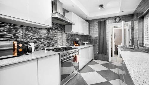 Stylish 4 Bedroom Townhouse - Edgbaston - Near Birmingham City Centre - Sleeps 8 - Parking - 578P - Foto 4, stove, pet friendly, toaster, minibar